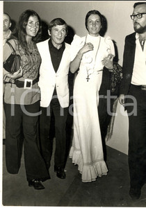 1970 ca COSTUME ITALIA Renato RASCEL Giuditta SALTARINI a una serata *Foto 20x27 Fotografia di agenzia. CONDIZIONI: FAIR (lievi macchie in trasparenza; piegatura angolare; lieve scoloritura e residuo di polvere al lato destro; lievi puntinature)FORMATO: 20x27 cm    originale e autentica 1