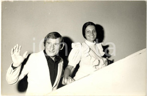 1970 ca COSTUME ITALIA Renato RASCEL con la moglie Giuditta SALTARINI Foto 30x20 Fotografia di agenzia. CONDIZIONI: FAIR (lievi macchie in trasparenza e piegatura al lato destro)FORMATO: 30x20 cm    originale e autentica 1