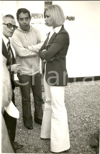 1970 ca MONZA Raffaella CARRA' e uil fidanzato Gianni BONCOMPAGNI - Foto Fotografia di agenzia. CONDIZIONI: FAIR (piegatura al lato destro)FORMATO: 20x30 cm    originale e autentica 1