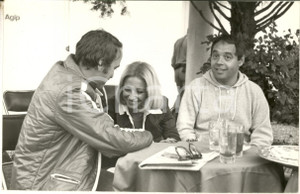 1970 ca MONZA Clay REGAZZONI Raffaella CARRA' e Gianni BONCOMPAGNI (3) *Foto Fotografia di agenzia.CONDIZIONI: G (ma minime piegature al lato sinistro)FORMATO: 30x20 cm    originale e autentica 1