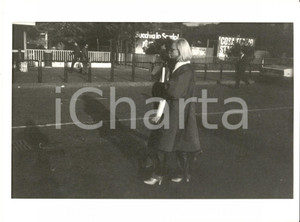 1980 ca COSTUME ITALIA Ritratto di Raffaella CARRA' a passeggio *Foto 24x18 cm