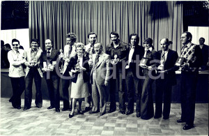 1976 SALSOMAGGIORE TERME Telegatti - I vincitori - MACARIO CARRA' ARBORE*Foto Fotografia di agenzia.Sono ritratti i vincitori dei Telegatti, tra i quali si riconoscono: Gianni Morandi, Giulietta Masina, Macario, Raffaella Carr&agrave; e Gianni Boncompagni, Guido e Maurizio De Angelis. CONDIZIONI: GFORMATO: 30x20 cm    originale e autentica 1