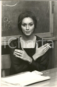 1970 ca CINEMA ITALIA Ritratto attrice Rosemary DEXTER con la sigaretta - Foto  Fotografia d'epoca. CONDIZIONI: G (ma lieve piegatura angolare e ingiallimenti al verso)FORMATO: 20x30 cm       originale e autentica 1