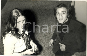 1970 ca COSTUME ITALIA Mino REITANO durante un evento - Foto 30x20  Fotografia di agenzia. CONDIZIONI: G FORMATO: 30x20 cm    originale e autentica 1