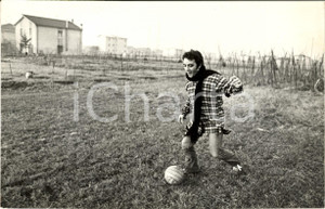 1970 ca COSTUME ITALIA Mino REITANO durante una partita a calcio - Foto 30x20  Fotografia di agenzia. CONDIZIONI: G FORMATO: 30x20 cm    originale e autentica 1