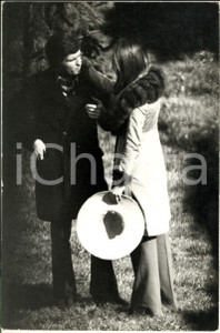 1970 ca GOSSIP ITALIA Barbara BOUCHET paparazzata con Paolo PAZZAGLIA (1) - Foto Fotografia di agenzia. CONDIZIONI: G FORMATO: 20x30 cm    originale e autentica 1
