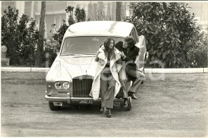1970 ca GOSSIP ITALIA Barbara BOUCHET su un'auto con Paolo PAZZAGLIA (2) - Foto Fotografia di agenzia. CONDIZIONI: G FORMATO: 30x20 cm    originale e autentica 1