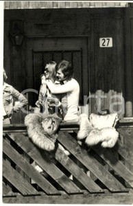 1970 ca GOSSIP ITALIA Barbara BOUCHET in montagna con Paolo PAZZAGLIA (3) - Foto Fotografia di agenzia. CONDIZIONI: G (ma due lievi piegature)FORMATO: 20x30 cm    originale e autentica 1