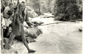 1975 ca COSTUME ITALIA Barbara BOUCHET durante una pesca alla trota - Foto 30x20 Fotografia di agenzia. CONDIZIONI: G (ma lieve piegatura angolare)FORMATO: 30x20 cm    originale e autentica 1