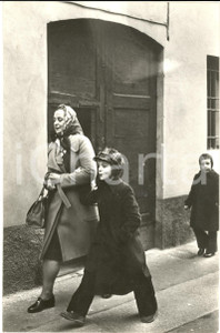 1975 ca GOSSIP MILANO Gianluca GUIDI bambino a passeggio *Foto 20x30 cm