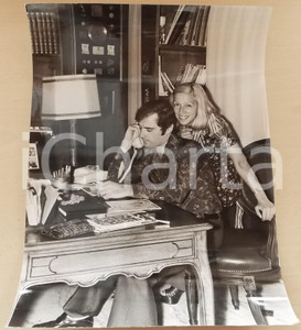 1970 ca COSTUME I VIANELLA - Wilma GOICH Edoardo VIANELLO a casa (2) *Foto 30x40