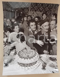 1975 ca MONZA Mino REITANO festeggia il compleanno in famiglia *Foto 30x40 cm