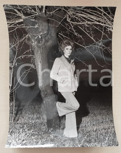 1970 ca COSTUME ITALIA Cantante Iva ZANICCHI in un parco *Foto 30x40 cm