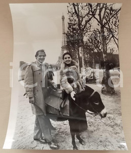 1970 ca PARIS Olga KARLATOS Nikos PAPATAKIS alla Tour Eiffel con asinelli *Foto