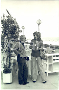 1970 ca COSTUME Cantante Iva ZANICCHI sulla riviera romagnola *Foto 20x30 cm