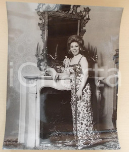 1970 ca COSTUME Soprano Mirella FRENI nel salotto di casa (2) *Foto 30x40 cm