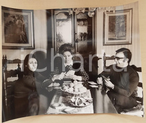 1970 ca COSTUME Soprano Mirella FRENI gioca a carte in famiglia (3) *Foto 40x30
