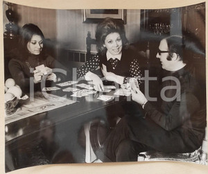 1970 ca COSTUME Soprano Mirella FRENI gioca a carte in famiglia (4) *Foto 40x30