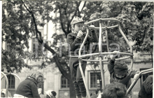 1975 ca GOSSIP MILANO Gianluca GUIDI bambino al parco giochi (1) *Foto 30x20 cm