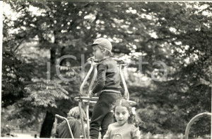 1975 ca GOSSIP MILANO Gianluca GUIDI bambino al parco giochi (3) *Foto 30x20 cm