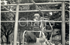 1975 ca GOSSIP MILANO Gianluca GUIDI bambino al parco giochi (4) *Foto 30x20 cm