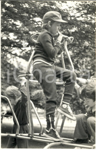 1975 ca GOSSIP MILANO Gianluca GUIDI bambino al parco giochi (6) - Foto 20x30 cm