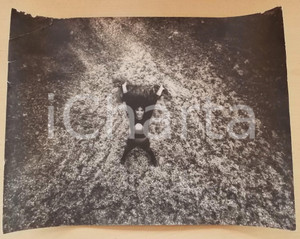 1975 ca COSTUME ITALIA Ritratto Marcella BELLA all'aperto *Foto ARTISTICA 40x30