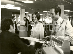 1970 ca ITALIA Caterina CASELLI in aeroporto con Piero SUGAR (1) *Foto 30x22 cm