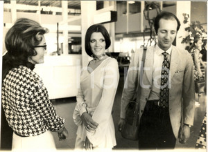 1970 ca ITALIA Caterina CASELLI in aeroporto con Piero SUGAR (2) *Foto 30x22 cm
