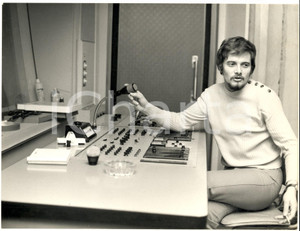 1970 ca COSTUME  I GIGANTI Enrico Maria PAPES in sala di registrazione *Foto