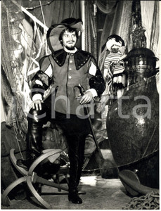 1970 ca I GIGANTI Enrico Maria PAPES in costume da moschettiere *Foto (1) Fotografia d'epoca. CONDIZIONI: GFORMATO: 18x24 cm      originale e autentica 1