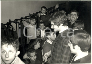 1970 ca MILANO Enrico Maria PAPES dei GIGANTI in visita al Centro Auxologico (2)