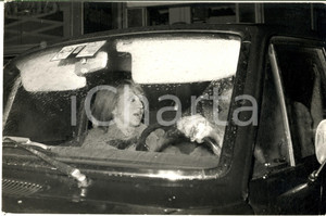 1970 ca GOSSIP ITALIA Cantante MINA paparazzata in automobile *Foto 30x20 cm Fotografia d'epoca. CONDIZIONI: G (ma lieve piegatura marginale)    originale e autentica 1