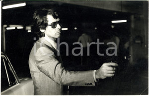 1973 CINEMA Corrado PANI sul set di "Anna, quel particolare piacere" Foto Fotografia d'epoca.CONDIZIONI: G (ma piegatura all'angolo inferiore destro)FORMATO: 30x20 cm    originale e autentica 1