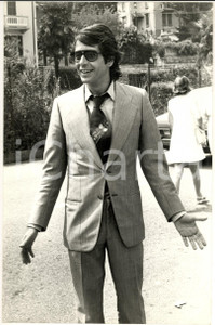 1973 STRESA Corrado PANI sul set di "Anna, quel particolare piacere" Foto (1) Fotografia d'epoca. CONDIZIONI: G (ma lieve piegatura angolare)FORMATO: 20x30 cm    originale e autentica 1