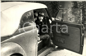 1973 COSTUME Ritratto di Benedetta MAZZINI CROCCO bambina (7) Foto 30x20 cm Fotografia d'epoca. CONDIZIONI: G (ma piegatura all'angolo superiore sinistro)FORMATO: 30x20 cm      originale e autentica 1