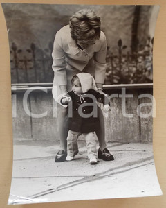 1973 COSTUME Ritratto di Benedetta MAZZINI CROCCO bambina (7) Foto 30x40 cm Fotografia d'epoca. CONDIZIONI: FAIR (piegature angolari e centrali)FORMATO: 30x40 cm      originale e autentica 1