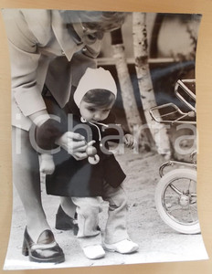 1973 COSTUME Ritratto di Benedetta MAZZINI CROCCO bambina (8) Foto 30x40 cm Fotografia d'epoca. CONDIZIONI: POOR (piegature al lato destro)FORMATO: 30x40 cm      originale e autentica 1