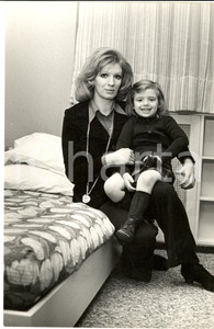 1975 ca COSTUME Cantante Iva ZANICCHI con la figlia *Foto 20x30 cm Fotografia di agenzia. CONDIZIONI: FAIR (puntinature superficiali)FORMATO: 20x30 cm    originale e autentica 1