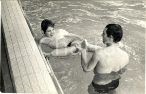 1975 ca ITALIA Corrado PANI in piscina con il figlio Massimiliano - Foto (1) Fotografia d'epoca. CONDIZIONI: GFORMATO: 30x20 cm    originale e autentica 1