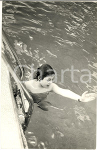1975 ca COSTUME Massimiliano PANI bambino in piscina - Foto (1) 20x30 cm Fotografia d'epoca. CONDIZIONI: G (ma lievi graffi superficiali)FORMATO: 20x30 cm    originale e autentica 1