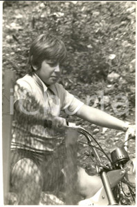 1975 ca COSTUME Massimiliano PANI bambino in vacanza (2) - Fotografia 20x30 cm Fotografia d'epoca. CONDIZIONI: FAIR (increspature superficiali)FORMATO: 20x30 cm    originale e autentica 1