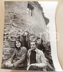 1970 ca COSTUME ITALIA Ritratto del gruppo beat GLI ALUNNI DEL SOLE *Foto 30x40 Fotografia di agenzia. CONDIZIONI: FAIR (piegature al margine superiore e inferiore)FORMATO: 30x40 cm    originale e autentica 1