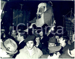 1970 ca MILANO Manifestazioni politiche - Estrema destra in corteo - Foto 27x21 Fotografia di agenzia. CONDIZIONI: FAIR (piegature marginali)FORMATO: 27x21 cm    originale e autentica 1
