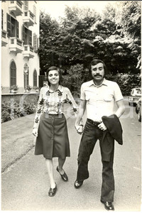 1970 ca COSTUME ITALIA Cantante Piero FOCACCIA con la moglie (2) - Foto 20x30 cm Fotografia d'epoca. CONDIZIONI: G (ma minima mancanza angolare)FORMATO: 20x30 cm      originale e autentica 1