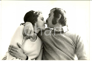 1970 ca COSTUME ITALIA Piero FOCACCIA al mare con la moglie (2) - Foto 30x20 cm Fotografia d'epoca. CONDIZIONI: fair (lievi rigature)FORMATO: 30x20 cm      originale e autentica 1