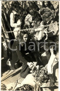 1975 MILANO ANNI DI PIOMBO Manifestazione in morte di Claudio VARALLI *Foto (3) Fotografia d'epoca.CONDIZIONI: poor (piegature all'angolo superiore sinistro; minima abrasione centrale)FORMATO: 20x30 cm     originale e autentica 1