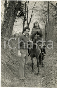 1970 ca COSTUME ITALIA Ritratto di Orietta BERTI a cavallo (3) - Foto 20x30 cm Fotografia d'epoca. CONDIZIONI: G FORMATO: 20x30 cm      originale e autentica 1