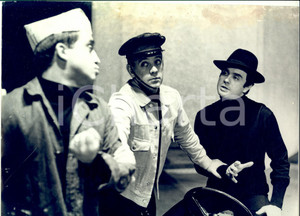 1965 ca CABARET I GUFI Scena con Roberto BRIVIO Lino PATRUNO Nanni SVAMPA - Foto Fotografia d'epoca. CONDIZIONI: POOR (piegature marginali, con fori e umidit&agrave; al margine superiore)FORMATO: 30x20 cm      originale e autentica 1