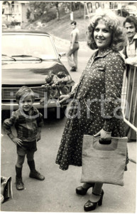 1970 ca COSTUME ITALIA Orietta BERTI riceve rose da un bambino (1) *Foto 20x30